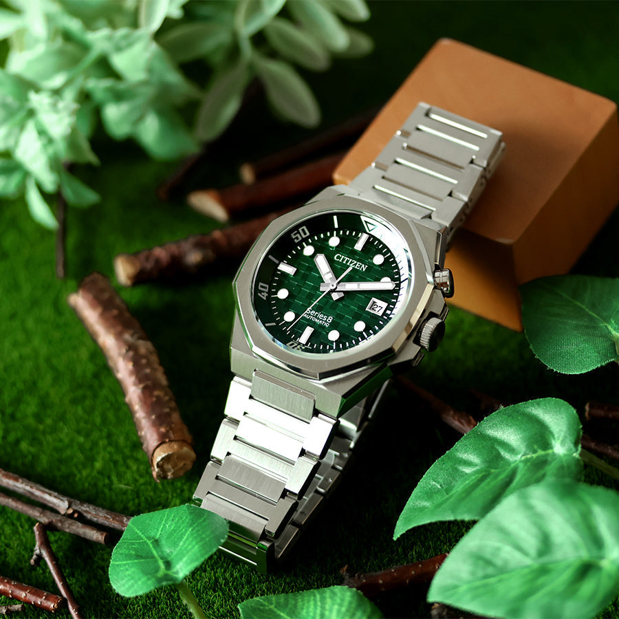 スタイリッシュなデザインで人気を集める「890 Mechanical」から、落ち着きのあるディープグリーンが印象的な新作が登場⌚