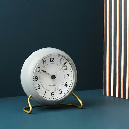 アルネ ヤコブセン 11cm クォーツ 電池式 置時計 ブランド メンズ レディース ARNE JACOBSEN AJ43674 アナログ グレー 白 AJ43674
