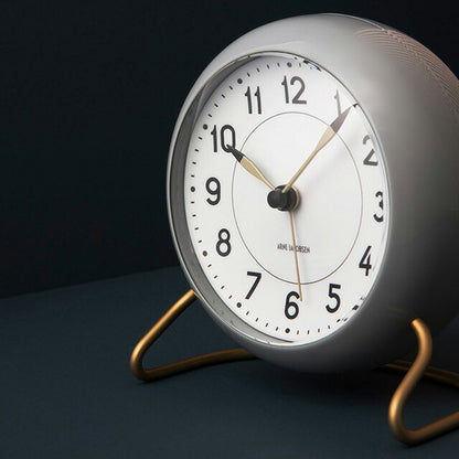 アルネ ヤコブセン 11cm クォーツ 電池式 置時計 ブランド メンズ レディース ARNE JACOBSEN AJ43674 アナログ グレー 白 AJ43674