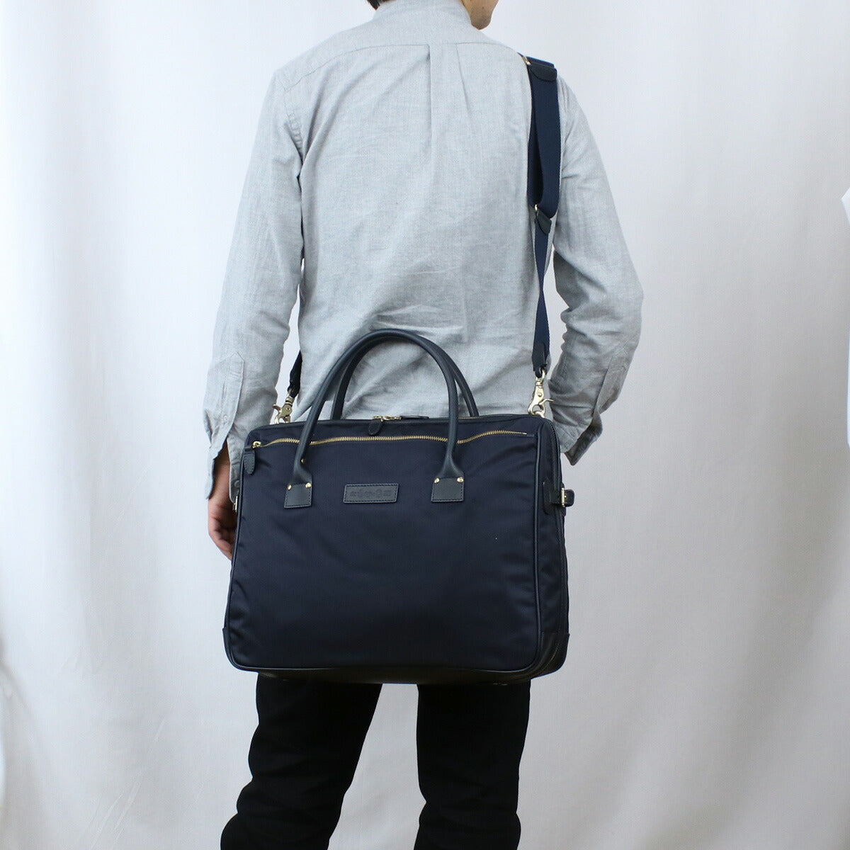 フェリージ Felisi ナイロン レザー ブリーフケース ライトブルー フェリージの人気 No.1ブリーフ」7色を、紺スーツに合わせて持ち