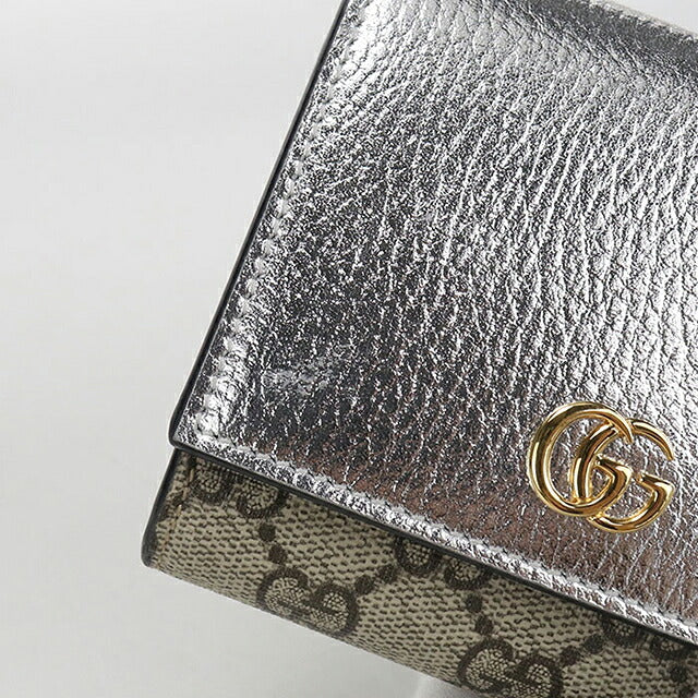新品美品　GUCCI グレー 二つ折り財布 GGロゴチャーム付き 新品美品 GUCCI グレー 二つ折り財布 GGロゴチャーム付き Gucci グレー