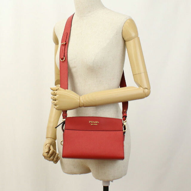 使用的Prada Crossbody肩带为女性品牌Prada Saffiano皮革1BH043红色袋子USDPR95736011