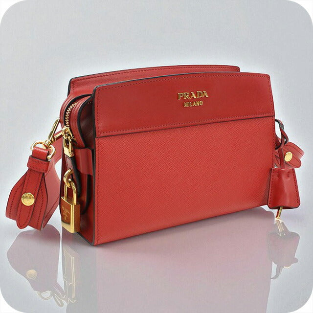 使用的Prada Crossbody肩带为女性品牌Prada Saffiano皮革1BH043红色袋子USDPR95736011